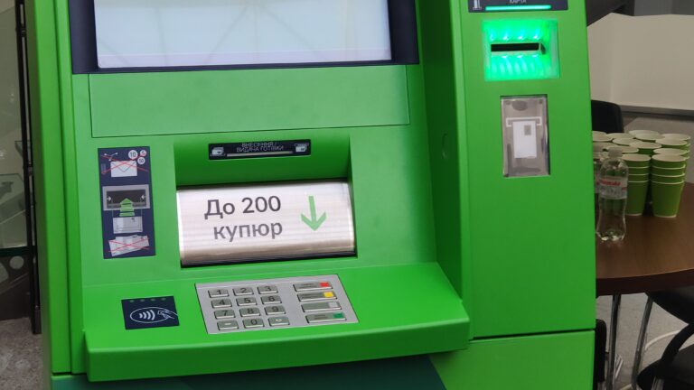 Терминалы ПриватБанка перестали принимать купюры выше 200 грн: о чем предупредили клиентов - today.ua