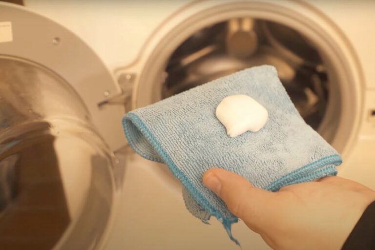 Зачем класть в стиральную машину пену для бритья: опытные хозяйки поделились полезным лайфхаком - today.ua