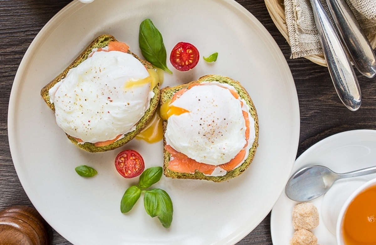 Невероятно вкусный завтрак из яиц и хлеба под голландским соусом – титулованный рецепт