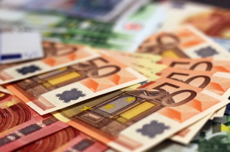 НБУ повысил официальный курс евро: что происходит на рынке валют в конце августа - today.ua