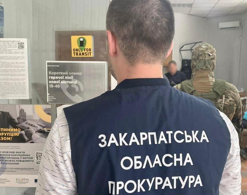 На Закарпатті митник брав хабарі за ввезення євроблях