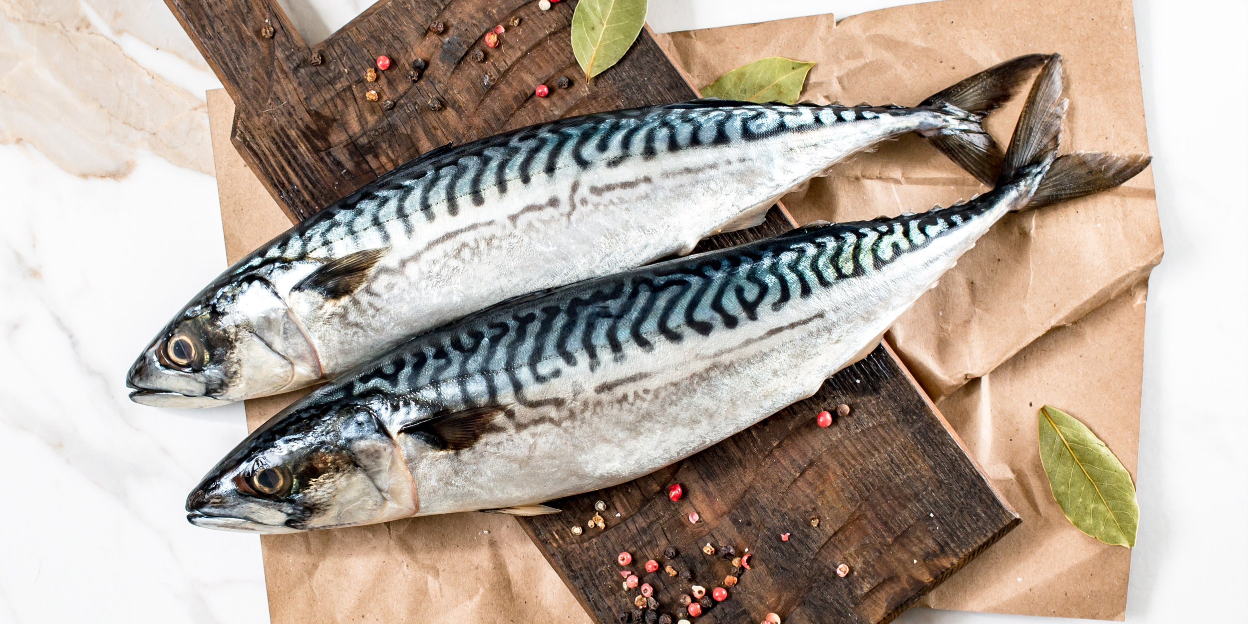 Нежная запеченная скумбрия: рецепт рыбы с овощами в сочном маринаде