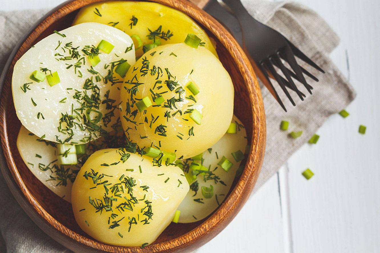 Картофель не потемнеет и станет слаще: что добавить в блюдо во время варки