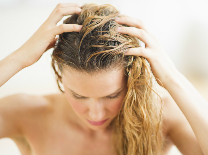 Не ждите, пока высохнут сами: как правильно высушить волосы, чтобы они дольше оставались чистыми