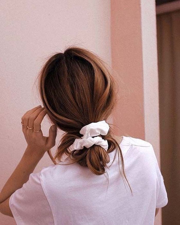 Локоны, “мокрые волосы“ и асимметрия: шесть укладок для женщин за 45 с омолаживающим эффектом