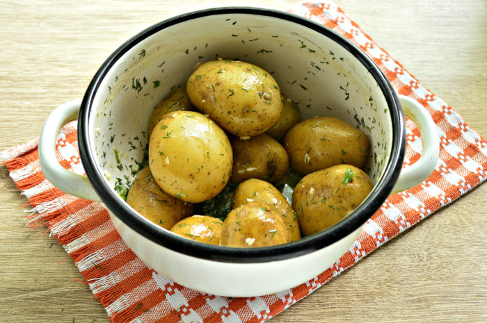 Запеченный картофель в специях с хрустящей корочкой: простой рецепт гарнира на скорую руку