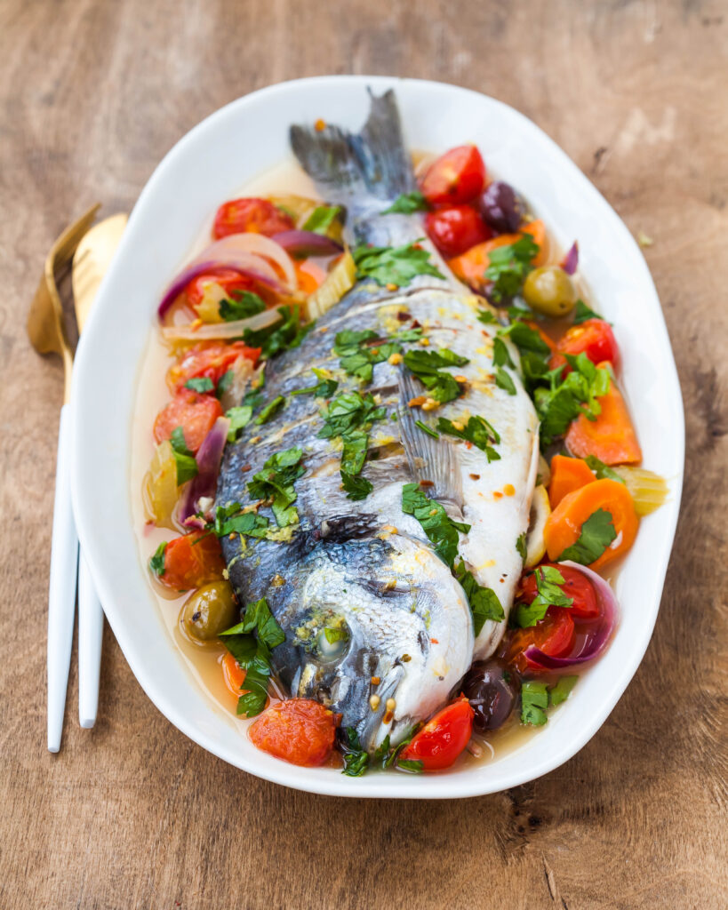 Как вкусно приготовить рыбу: запеченная дорадо с овощами за 30 минут