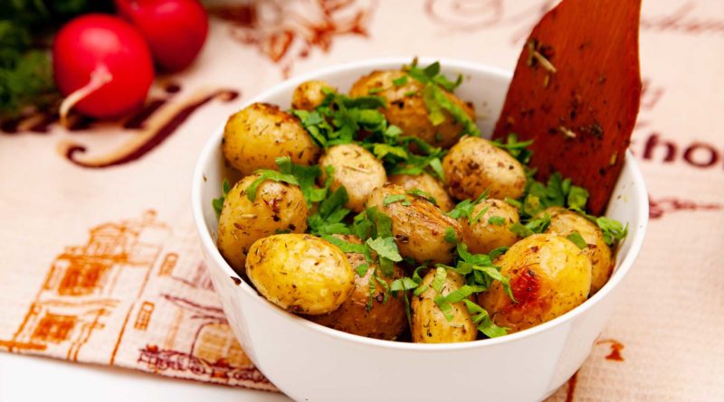 Молода картопля у духовці з апетитною скоринкою - рецепт смачного гарніру з часником та зеленню