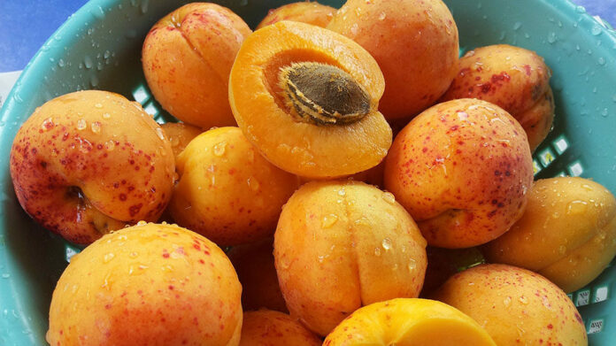 Варенье из целых абрикосов с секретным ингредиентом: рецепт вкусного и полезного лакомства на зиму