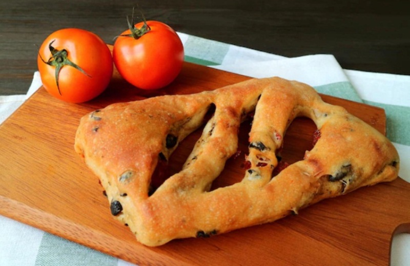 Хлеб по-французски: простой рецепт изысканной выпечки с вялеными томатами на завтрак 