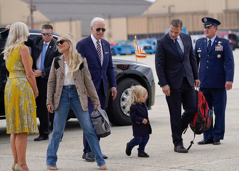 Копия Бориса Джонсона: маленький внук президента США Джо Байдена затмил всех членов своей известной семьи