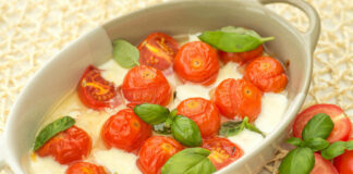 Краще доповнення до яєчні та омлету: швидкий рецепт гарячої закуски Капрезе із помідорів і моцарелли - today.ua