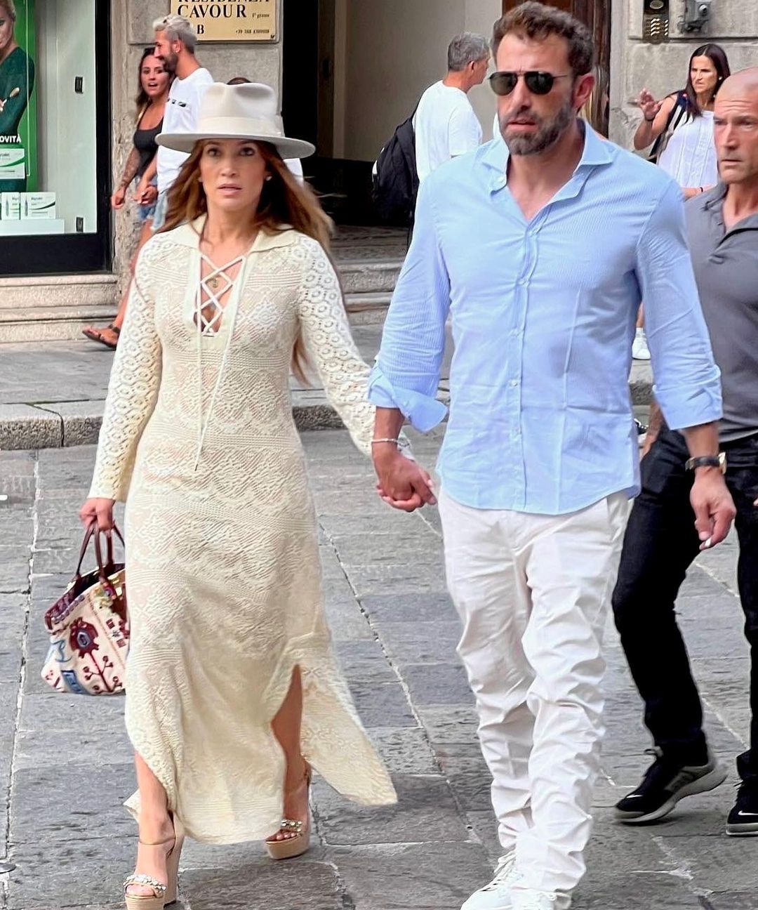Дженнифер Лопес в прозрачном платье прогулялась с Аффлеком по солнечной Италии