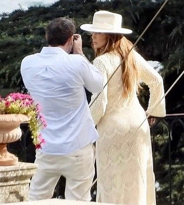 Дженнифер Лопес в прозрачном платье прогулялась с Аффлеком по солнечной Италии