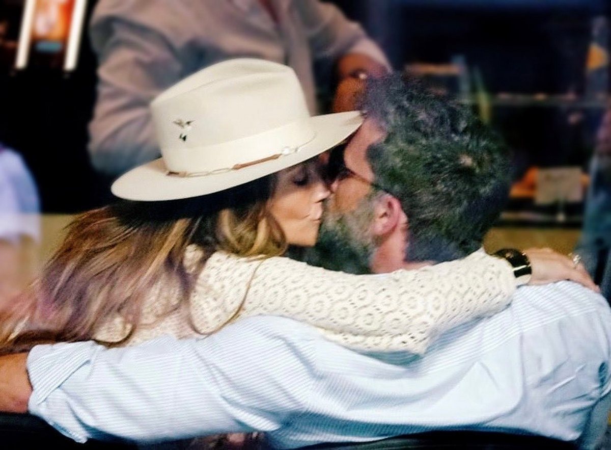 Дженніфер Лопес у прозорій сукні прогулялася з Аффлеком сонячною Італією - today.ua