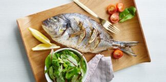 Як смачно приготувати рибу: запечена дорадо з овочами за 30 хвилин - today.ua