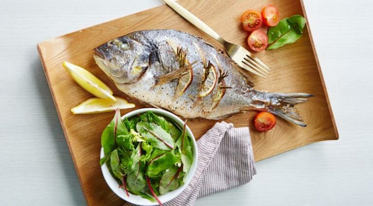 Как вкусно приготовить рыбу: запеченная дорадо с овощами за 30 минут - today.ua