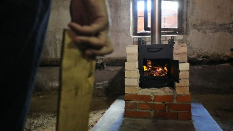 Українців обігріватимуть буржуйками у підвалах: опалювальний сезон може піти за найгіршим сценарієм - today.ua