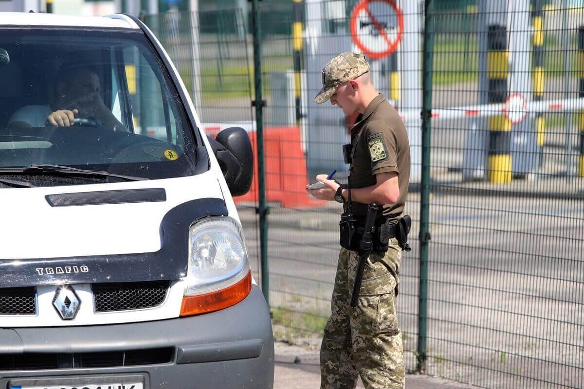 Стало известно, могут ли пересекать границу украинские мужчины, постоянно проживающие в Европе