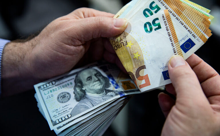 Доллар и евро в обменниках упали ниже 40 гривень: за сколько продают валюту 4 августа - today.ua