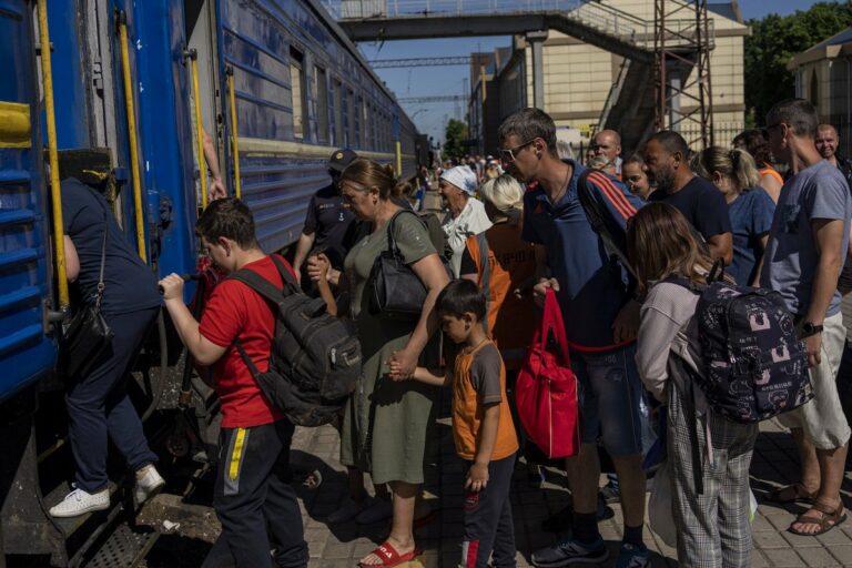 Эвакуация из Донецкой области: какие льготы получат переселенцы - today.ua