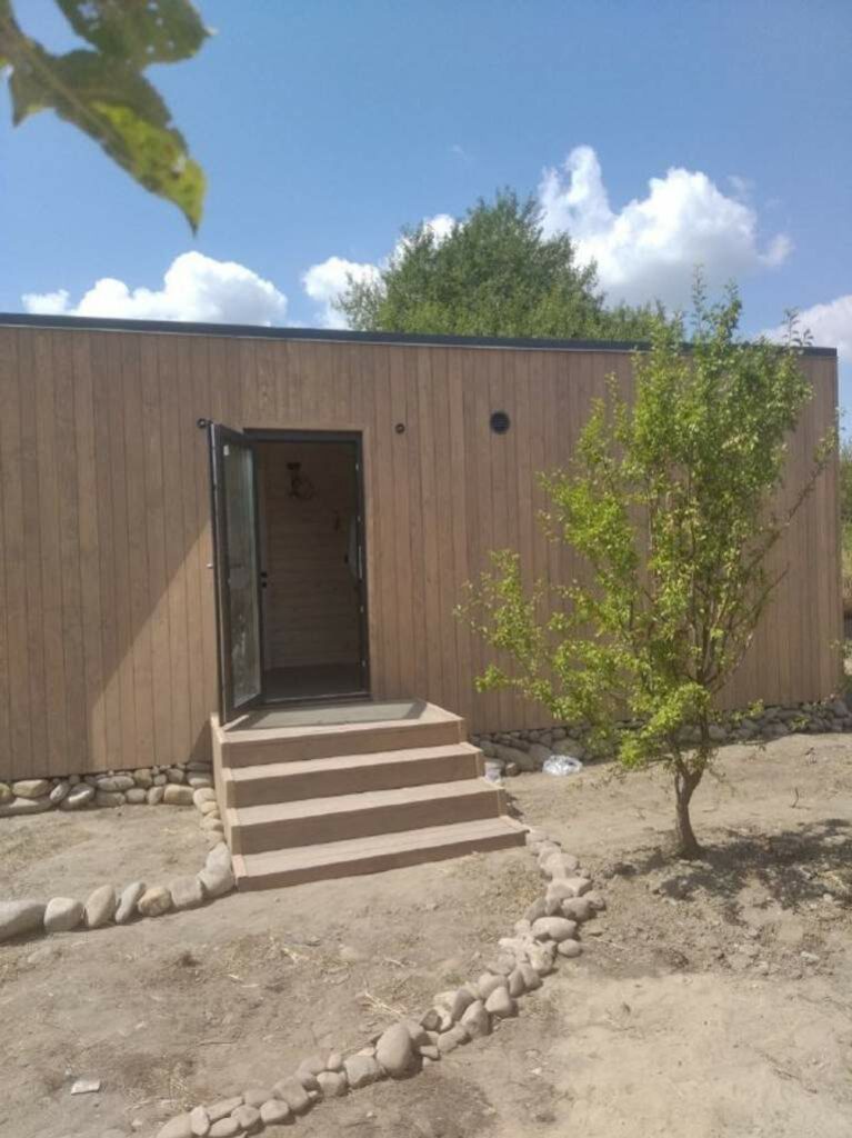 Безкоштовні модульні будинки для переселенців: що будують на Буковині, і коли почнуть заселяти біженців
