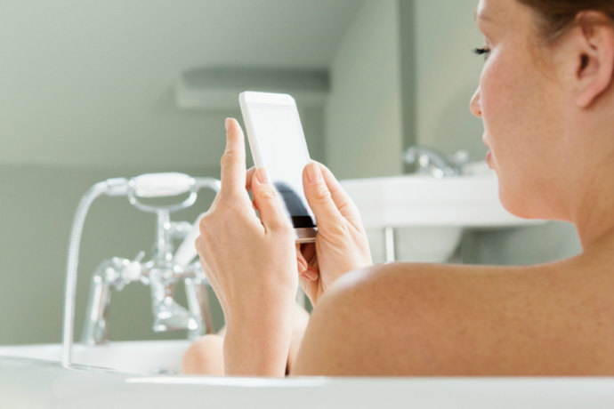 Захист від вологи не врятує: названо причини, через які смартфон небезпечно використовувати у ванній