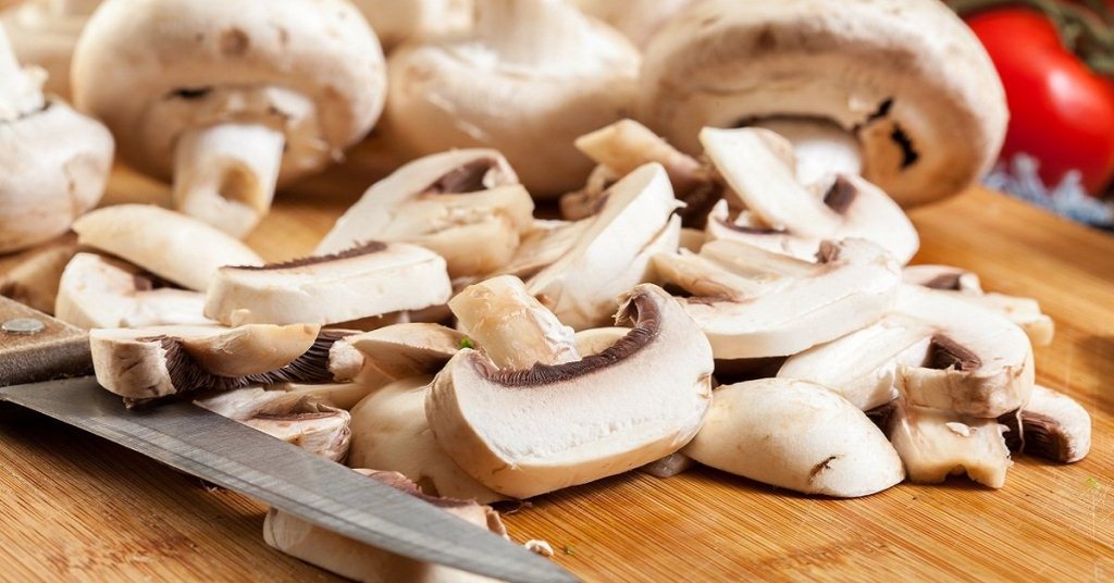 Супермаркеты обновили цены на мясо, сало и грибы: сколько продукты стоят в середине октября 