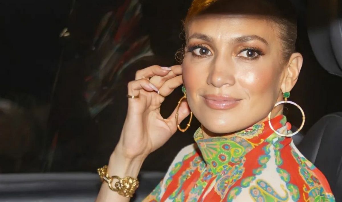 Дженніфер Лопес в ультракороткій спідниці та на шпильці похвалилася засмаглими ніжками - today.ua