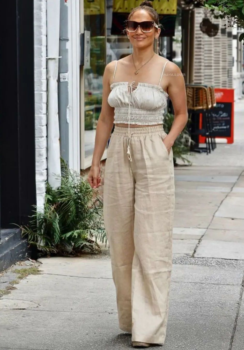 У жатому топі і широких лляних штанях: Дженніфер Лопес показала найвдаліший образ на спекотний літній день