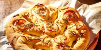 Хлеб по-французски: простой рецепт изысканной выпечки с вялеными томатами на завтрак  - today.ua