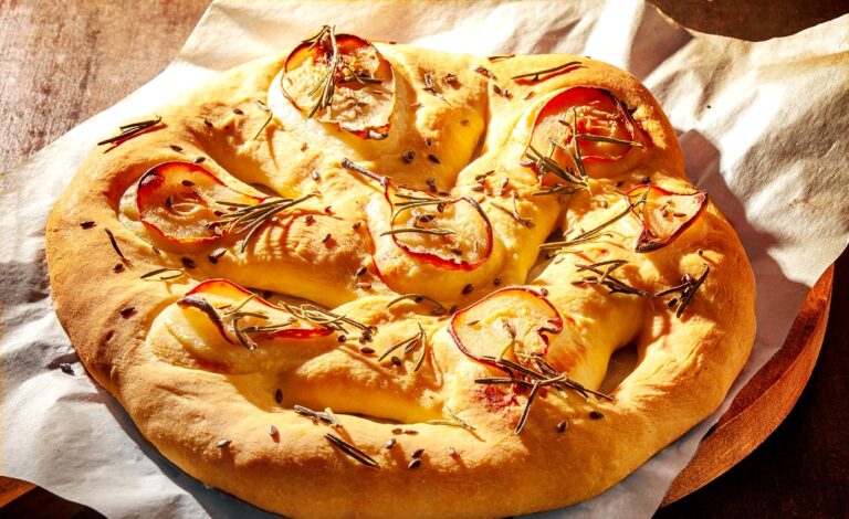 Хліб по-французськи: простий рецепт вишуканої випічки з в'яленими томатами на сніданок - today.ua