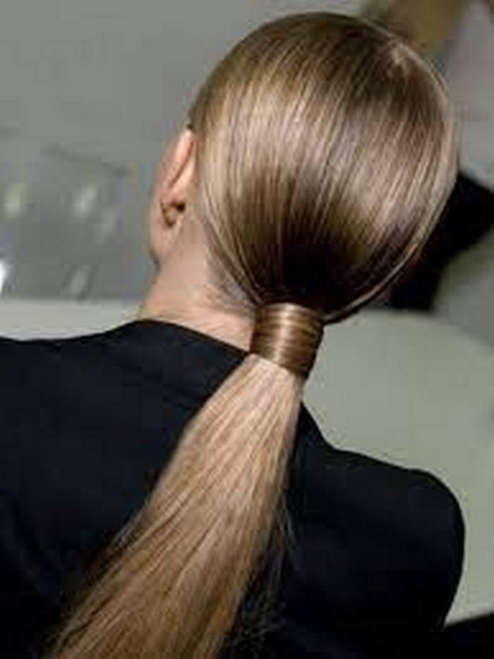 Локони, “мокре волосся“ та асиметрія: шість укладок для жінок за 45 з омолоджуючим ефектом