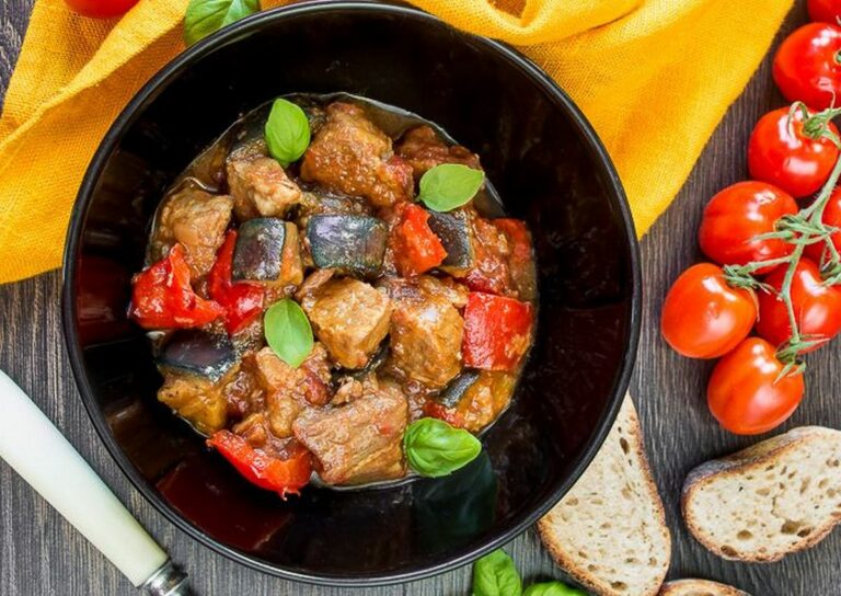 Соковита свинина - рецепт тушкованого м'яса з баклажанами у сметанному соусі - today.ua