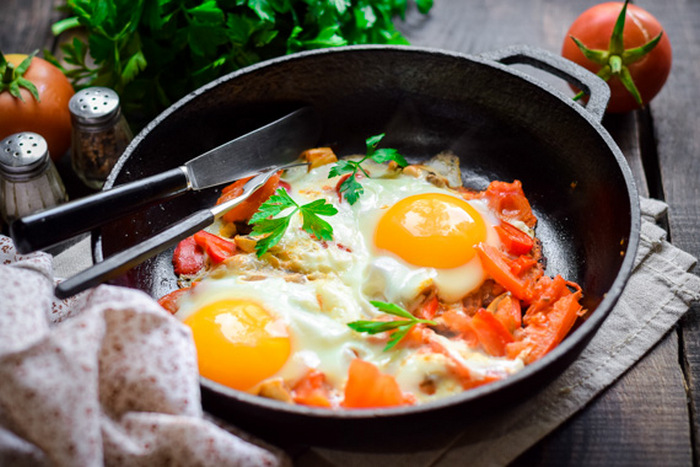 Яєчня в духовці: смачний та швидкий сніданок з помідорами та грибами