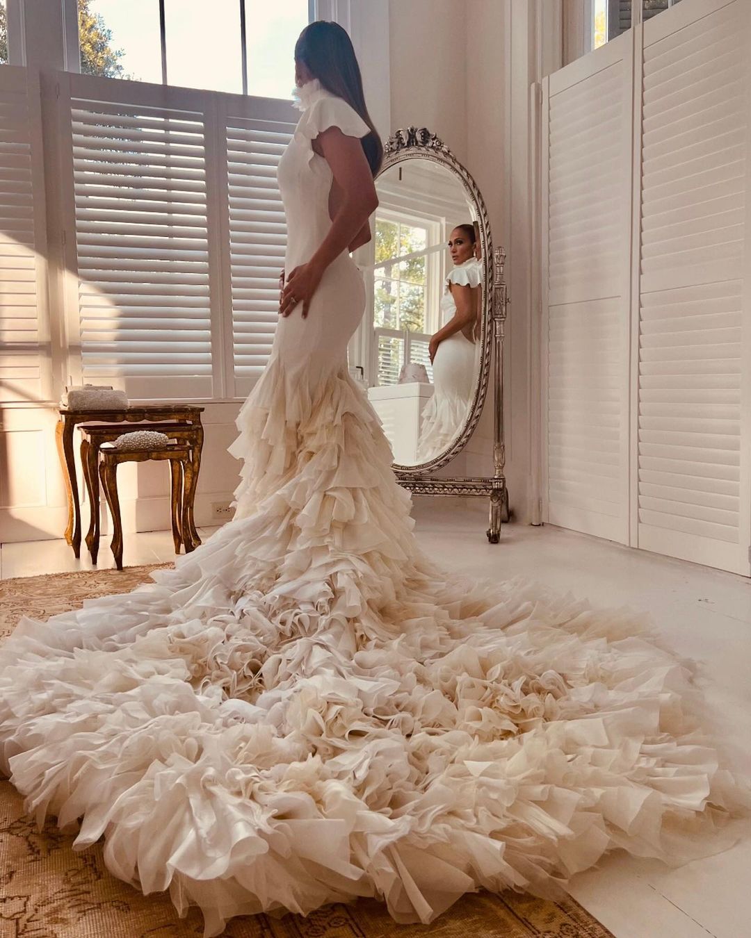 Не одно, а три платья: в Сети появились первые официальные фото со свадьбы Дженнифер Лопес