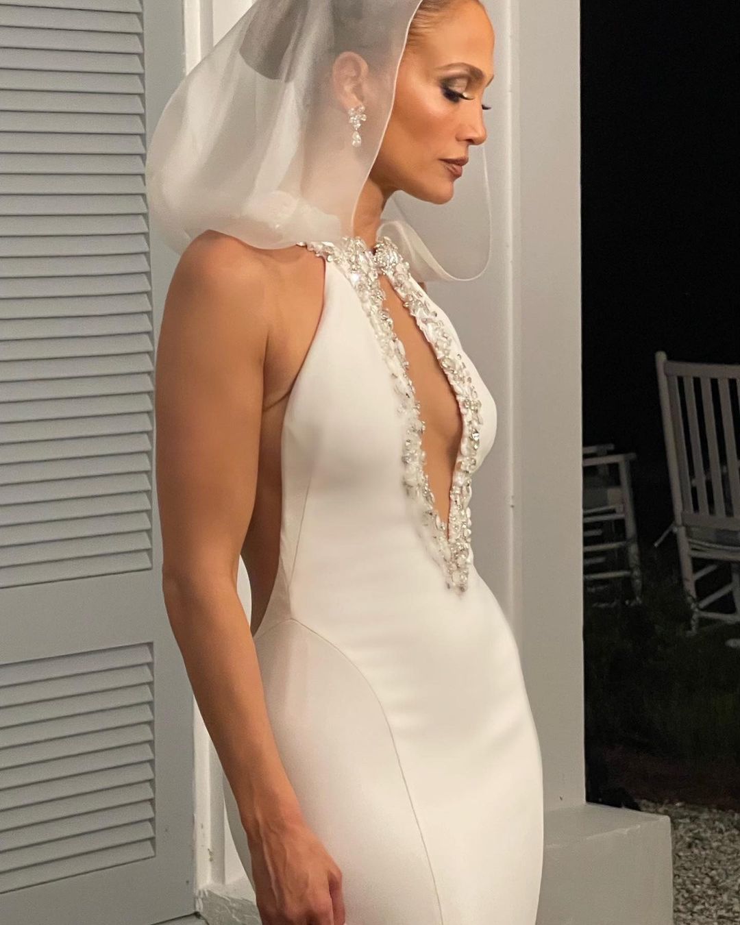 Не одна, а три сукні: у Мережі з'явилися перші офіційні фото з весілля Дженніфер Лопес