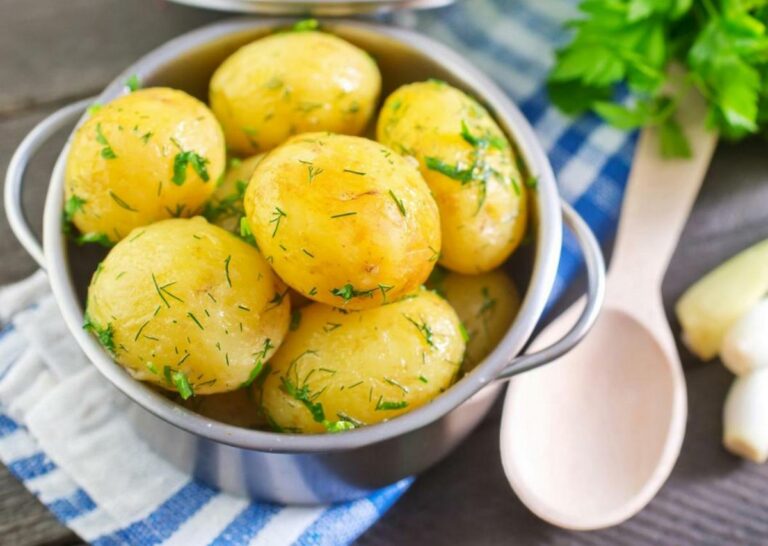 Картопля не потемніє і стане солодшою: що додати у блюдо під час варіння - today.ua