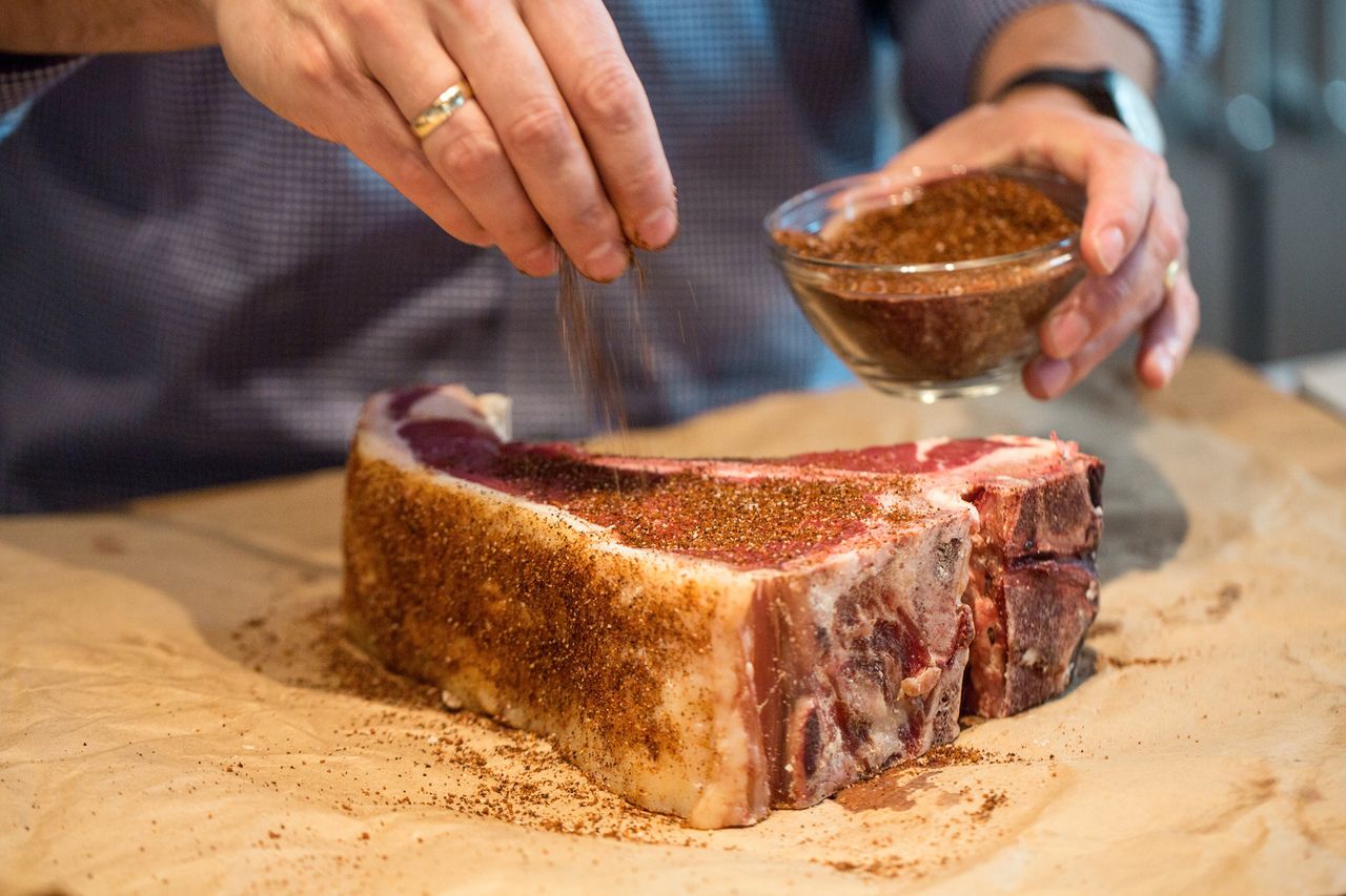 М'ясо виходить сухим при готуванні: як за допомогою кавової гущі зробити страву соковитою