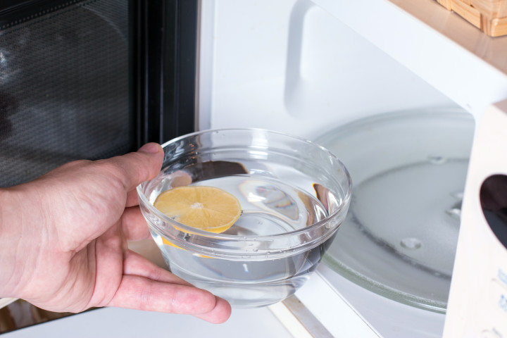 Как почистить микроволновую печь от жира с помощью копеечного средства, которое есть на каждой кухне