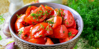 Малосольні помідори за 10 хвилин – швидкий рецепт пікантної закуски до столу - today.ua