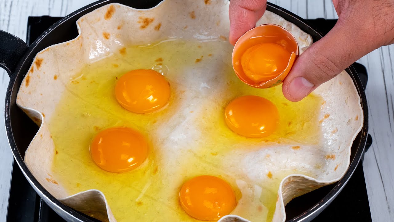 Просто накройте яйца лавашем – быстрая мини-пицца на завтрак для всей семьи