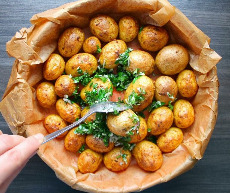 Молода картопля у духовці з апетитною скоринкою - рецепт смачного гарніру з часником та зеленню - today.ua