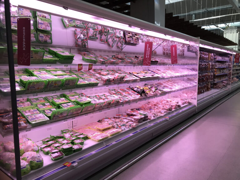 Свинина подорожала, а курятина упала в цене: украинские супермаркеты обновили цены на мясо  - today.ua