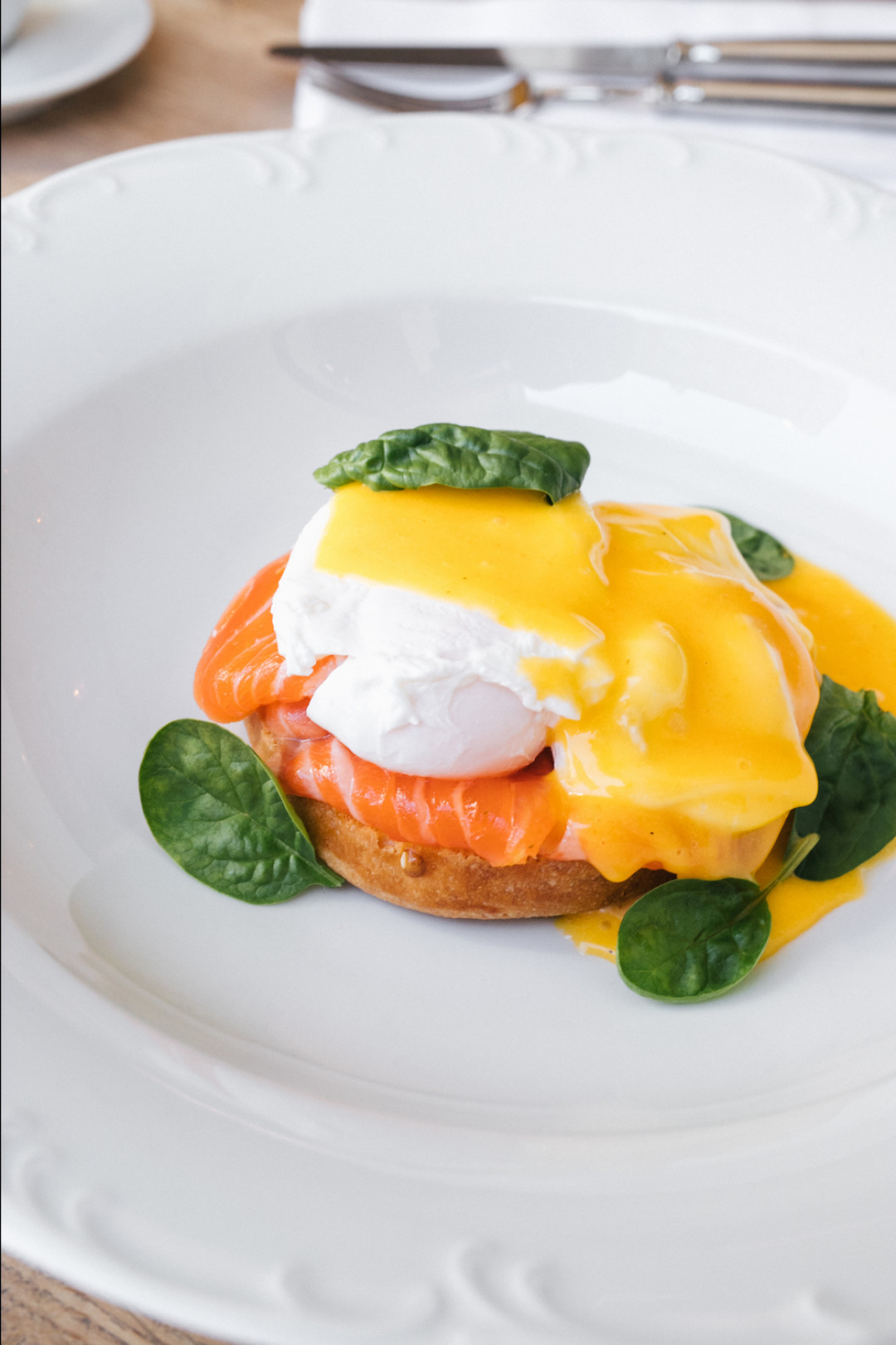 Неймовірно смачний сніданок з яєць та хліба під голландським соусом – титулований рецепт