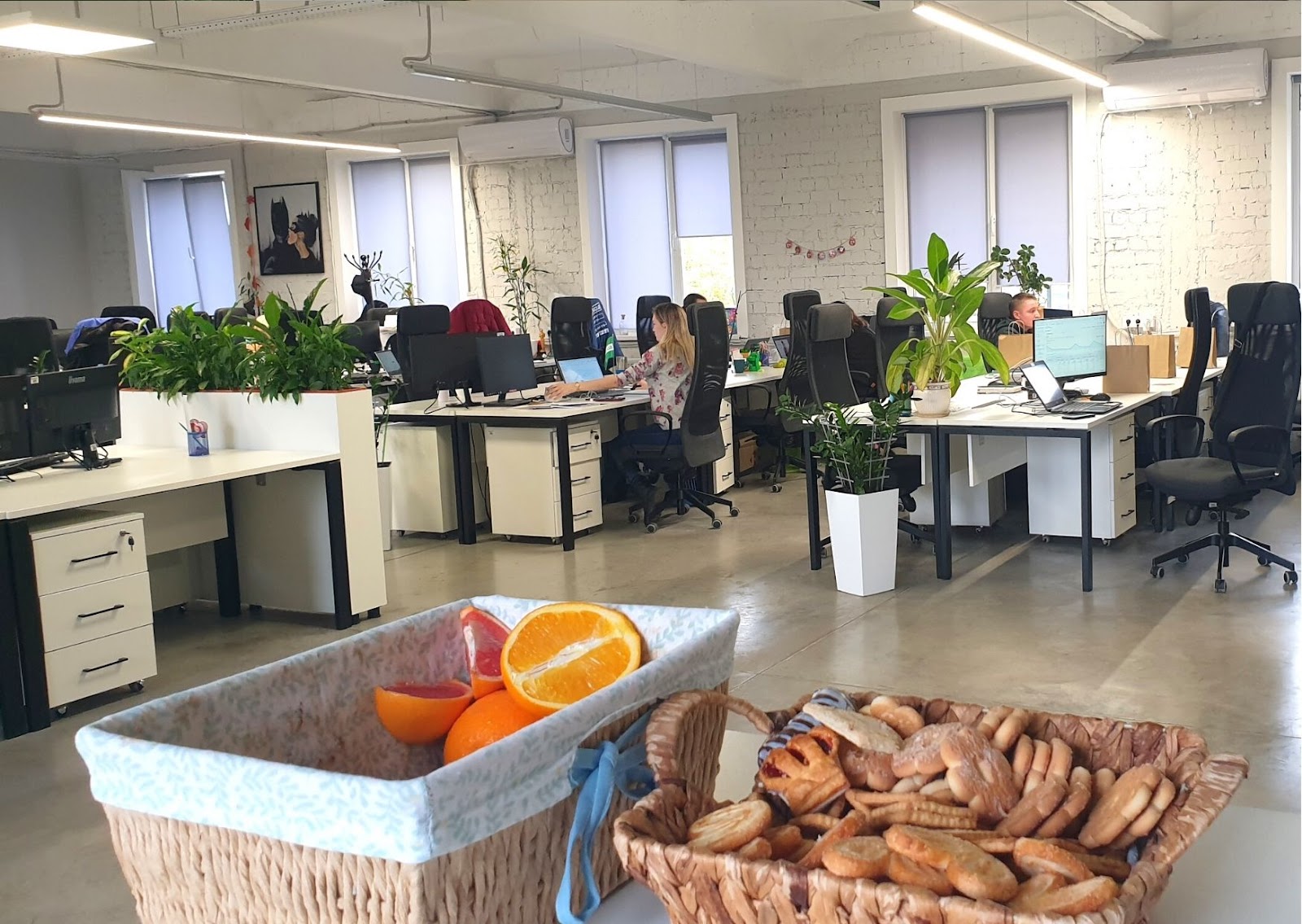 Страховка, помощь с жильем и бесплатная связь: что предлагают работодатели сотрудникам во время войны