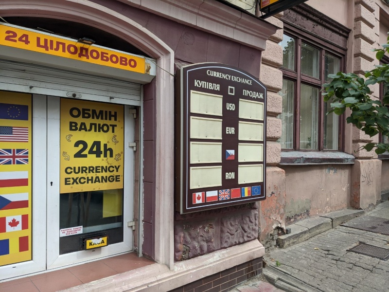 В Україні ускладниться обмін валюти: названо причину