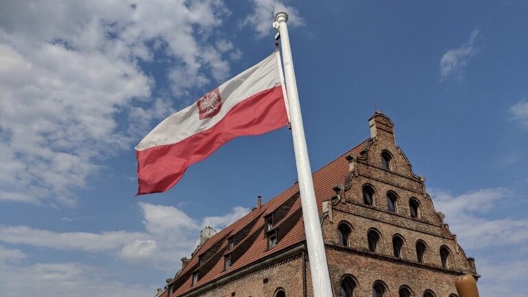 Польша анонсировала выплату помощи пострадавшим от войны украинцам: кто и сколько получит - today.ua