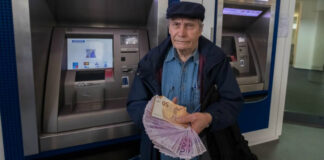 Українцям радять не залишати пенсію на картці: у ПФУ назвали причину - today.ua