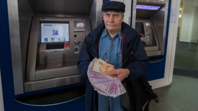 Украинцам позволили получить пенсию сразу за полгода во время войны: кто может воспользоваться